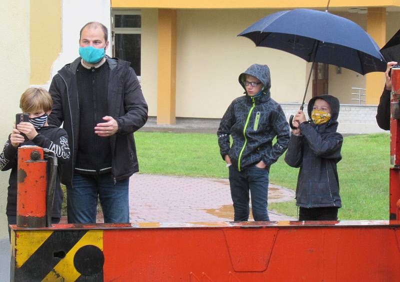 V pondělí 28. září byl po půl 12 dopoledne na věž kostela sv. Václava v Plané nad Lužnicí jeřábem vyzdvižen a zavěšen stejnojmenný zvon z dílny myslkovického mistra zvonaře Michala Votruby. Týž den odpoledne začal plnit svůj účel.