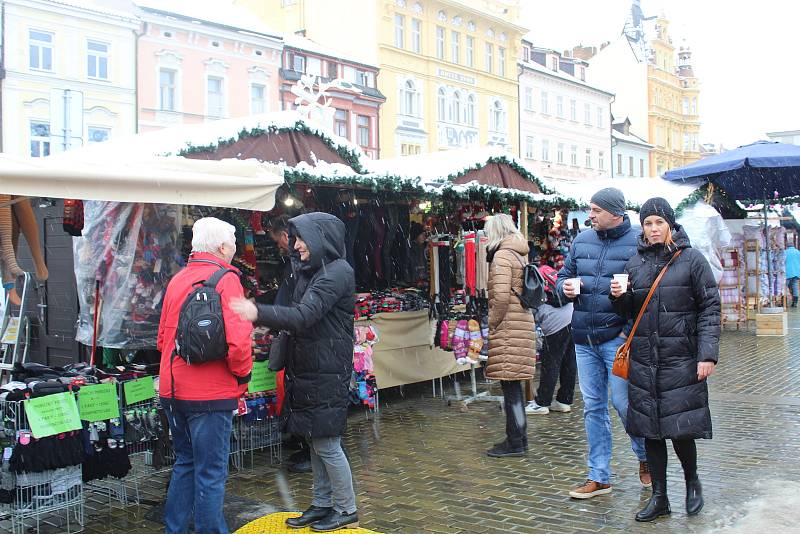 Adventní trhy začaly. Trhovci si užívají návrat po vynucené covidové pauze.