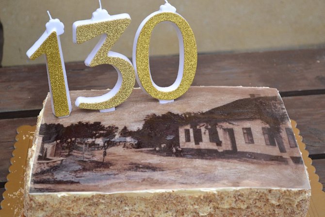 V Mezné na Soběslavsku se během posledního zářijového víkendu slavilo 130. výročí založení obecné školy.