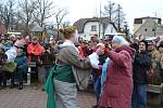 Masopustní průvod v Plané nad Lužnicí končil v sobotu odpoledne před radnicí. Sešlo se hned několik národů. 