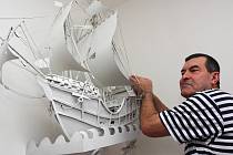 Sběratel Jaroslav Gūthner věnoval  bílou plachetnici Santa Maria Kryštofa Kolumba své manželce. Nyní slavná loď  vévodí domácímu přístavu, který je sběrateli nejbližší.
