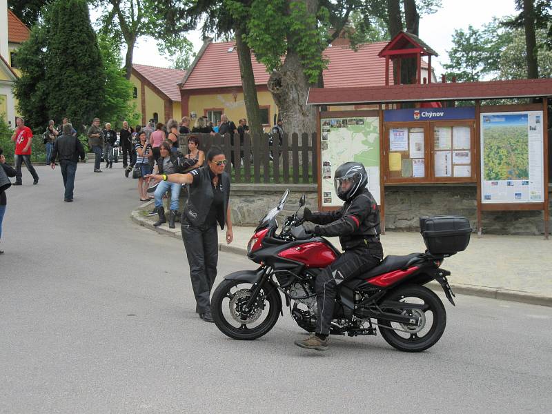 První motorkářské požehnání přilákalo na chýnovské náměstí před kostel Nejsvětější trojice téměř dvě stovky motorek.