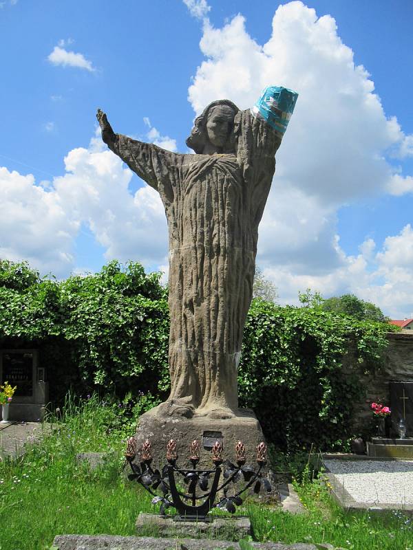 František Bílek vytvářel městské pomníky (pomník Mistra Jana Husa pro Kolín a Tábor), kresby, grafiky, užité umění, architekturu i funerální plastiky.