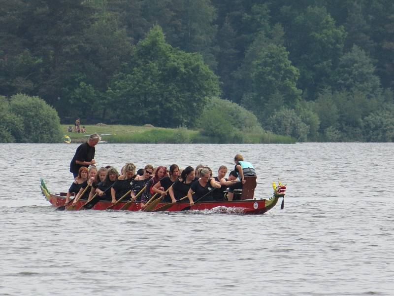 Slavnostní křest dračí lodě a první trénink Bestií se uskutečnil v neděli 6. června v 15 hodin.