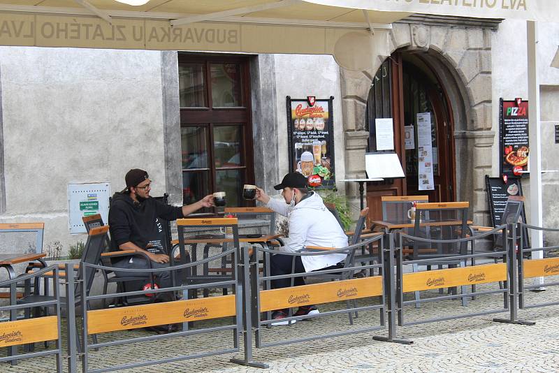 Zahrádky hospod se otevřely. Nával hostů se ale nekonal