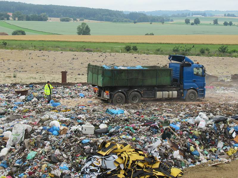 Rozloha plochy určené ke skládkování v zařízení Želeč nyní činí 128 000 metrů čtverečních. Skládka je vybavena dvěma kompaktory a recyklačními plochami na dřevo, pneumatiky, sutě a sklo.