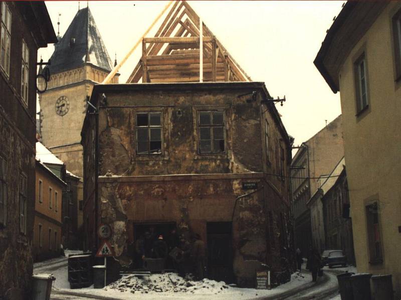Jako většina domů Starého města Tábora býval i objekt čp. 107  ve velmi neutěšeném stavu.  Zachránila ho rekonstrukce v 90. letech a dnes už se  za svou podobu už stydět nemusí.