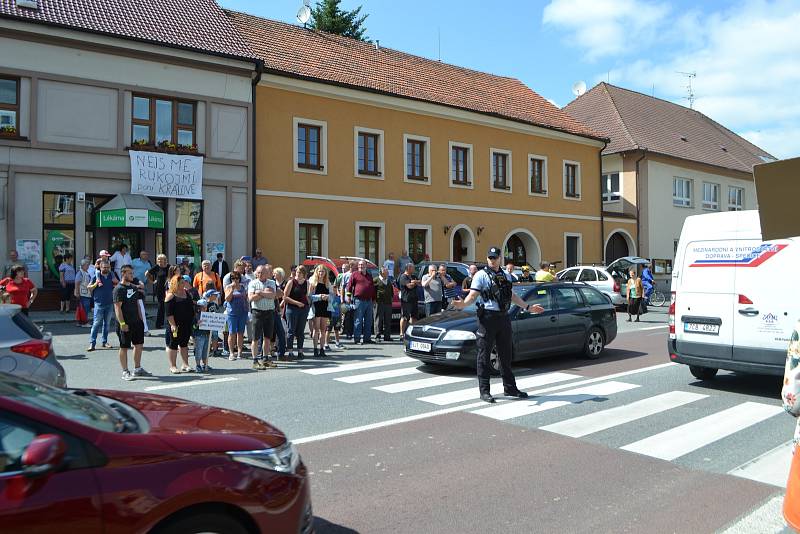 Chýnovští blokovali průjezd aut městem. Protestovali tak proti zdržení stavby obchvatu.