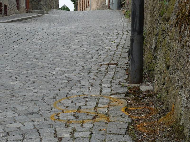 Policie označila místa nálezu kamenů.