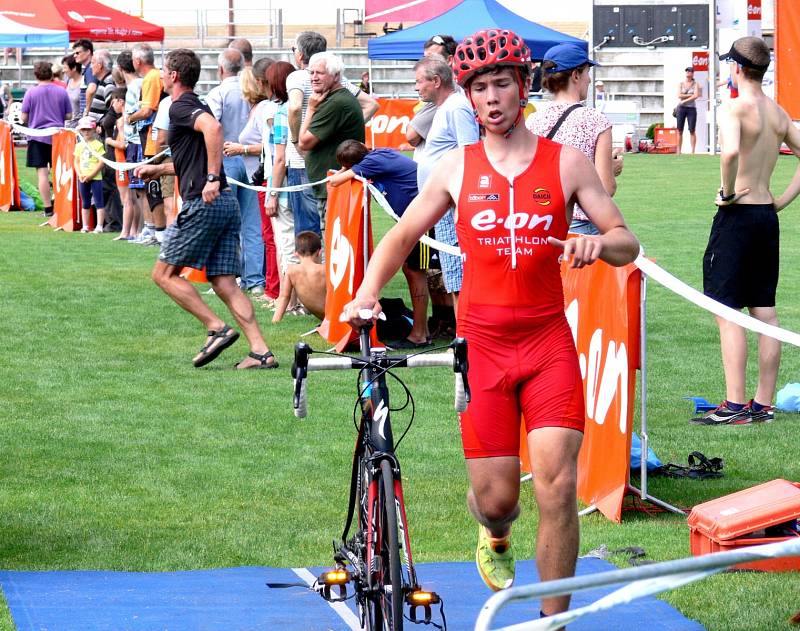 Domácí E.ON Triathlon team měl na startu dopoledních žákovských klání početné zastoupení.