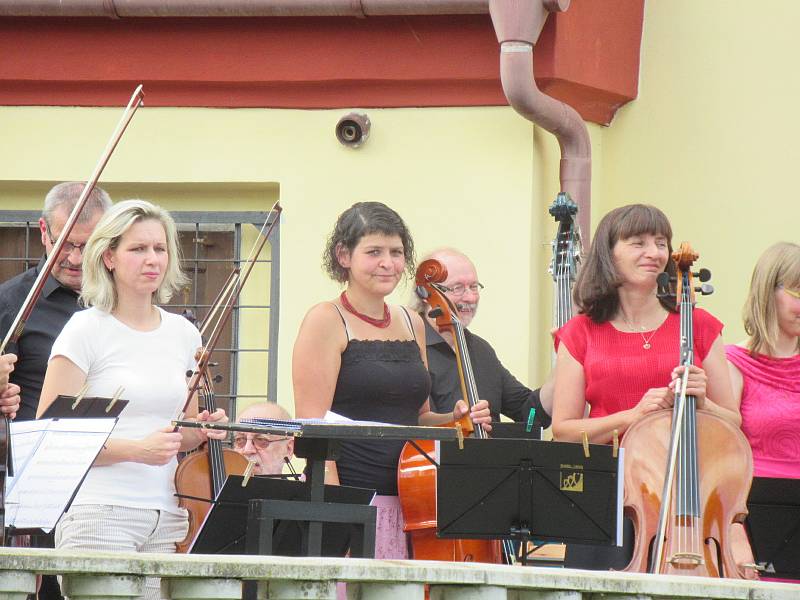 Hodinový koncert plný filmových melodií v režii Táborského symfonického orchestru Bolech zněl na zámku Brandlín v sobotu 5. září v podvečer.