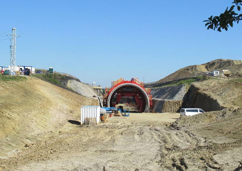 Za stanicí Soběslav vzniká Zvěrotický tunel, který bude ve finále měřit 370 metrů. Na něj navazuje přemostění komunikace ve směru na Sedlečko. Estakádu vytvoří celkem 27 mostních polí.
