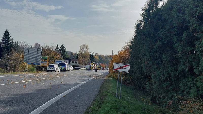 Střet motocyklu s dodávkou u Sezimova Ústí 30. 10. 2022 přinesla těžké zranění.
