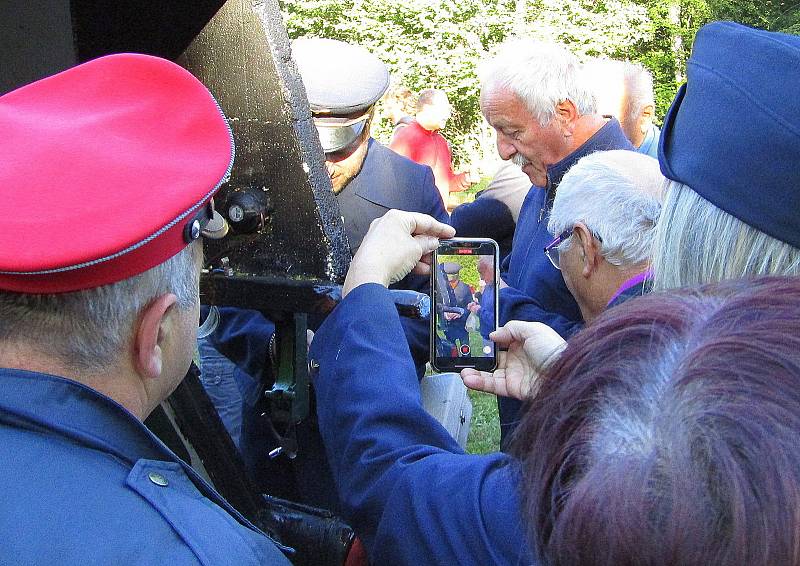 Z Roudné na Táborsku v pátek 2. října v 9.12 hodin odjel poslední vlak. Řada lidí se přišla rozloučit se stanicí, která letos oslavila 80. výročí od svého vzniku.