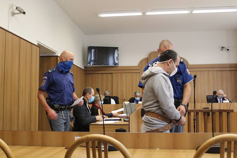 Již potřetí se sešel krajský soud v Táboře nad případem útoku nožem. Obžalovanému hrozí patnáct až dvacet let za mřížemi.