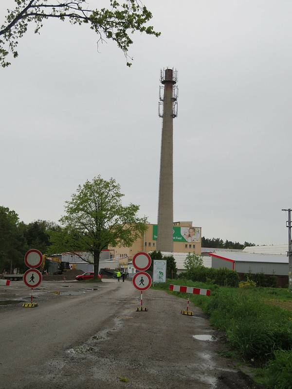 Ráno před detonací. Na 24 hodin zavřeli komunikaci, do komína navrtali 100 vrtů. Kolem 10. ráno už měli nabito 5 kily plastické trhaviny.