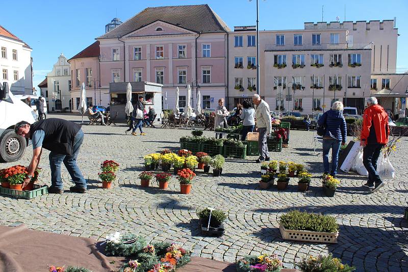 Tradičním farmářským trhům na táborském Žižkově náměstí počasí ve středu přálo.