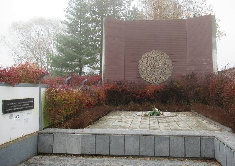 Během Heydrichiády na jaře 1942 bylo na tomto památném místě za zdí táborských kasáren popraveno 156 mužů a žen ze širokého okolí Táborska a Českobudějovicka, částečně i středních Čech.