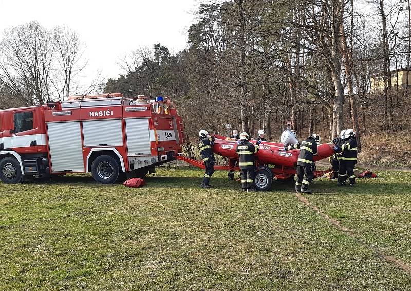 K zásahu k jezu na řece Lužnici vyrazili jak táborští profesionální hasiči tak dobrovolní hasiči z Plané nad Lužnicí.