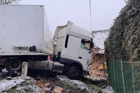 Ledovka na jihu Čech přinesla desítky nehod. Ve Lnářích naboural kamion do domu.