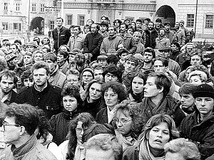 SAMETOVÁ REVOLUCE. Na Žižkově  náměstí v Táboře se k pokojným listopadovým demonstracím scházely davy lidí. 