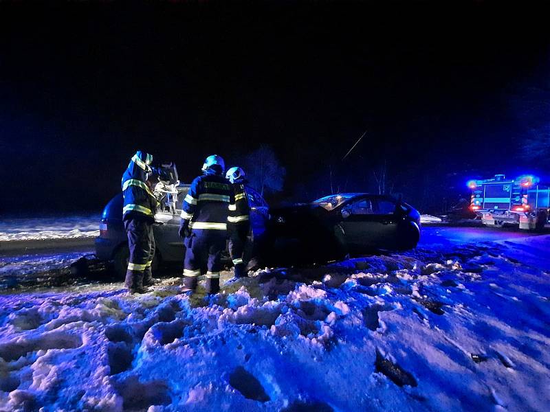 Hasiči po nehodě osobního auta u Všechlap na Táborsku "vystřihávali" dvě zaklíněné osoby.