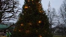 V Nových Dvorech rozsvítili vánoční strom.