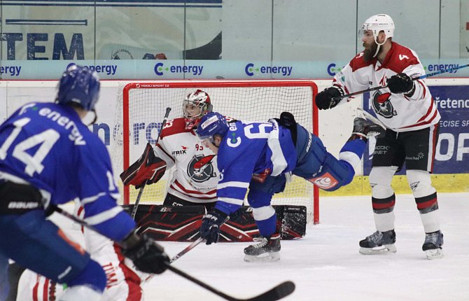 Táborští hokejisté zdolali v 9. kole nadstavbové fáze II. ligy vedoucí Chomutov 4:2.