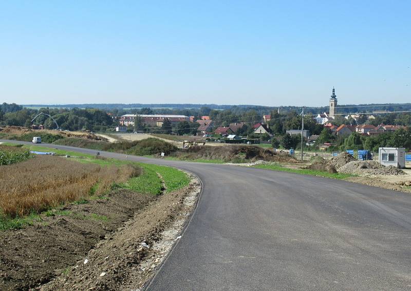 Za stanicí Soběslav vzniká Zvěrotický tunel, který bude ve finále měřit 370 metrů. Na něj navazuje přemostění komunikace ve směru na Sedlečko. Estakádu vytvoří celkem 27 mostních polí.