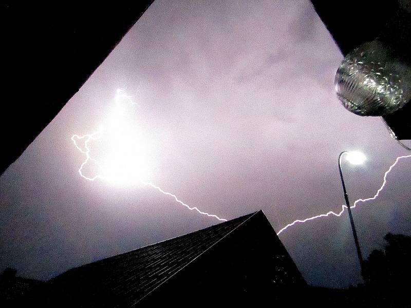 Noční bouřka na Táborsku 28. června kolem půlnoci.