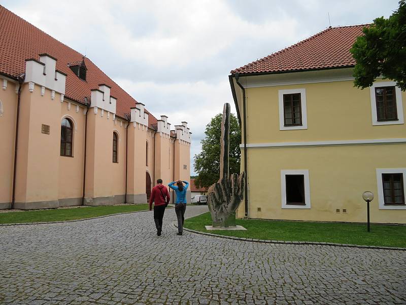 Zámeckou zahradu v Bechyni do konce září zdobí extravagantní díla známého českého sochaře Davida Černého.