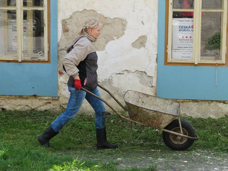 V sobotu 29. května asi dvě desítky lidí pomáhaly s obnovou historického mlýna v Jistebnici.