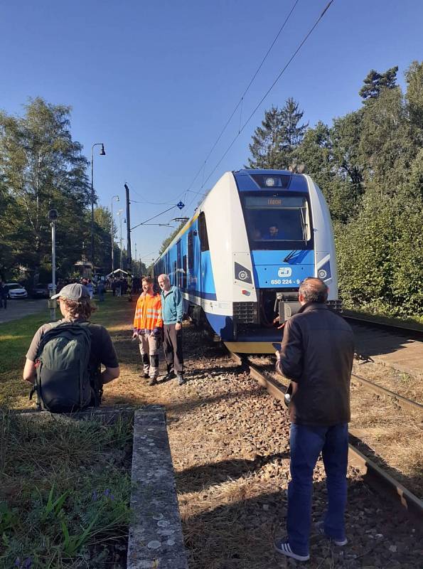 Poslední vlak ve stanici Roudná zastavil na hodinu, loučily se desítky lidí.