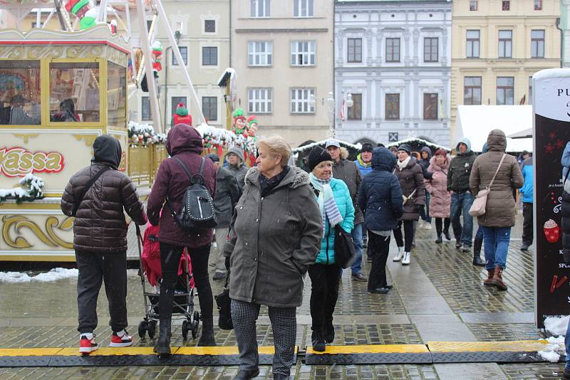 Adventní trhy začaly. Trhovci si užívají návrat po vynucené covidové pauze.