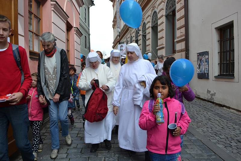 Celodiecézní pouť v sobotu vyvrcholila mariánským průvodem ze Žižkova náměstí starou poutní cestou na Klokoty.