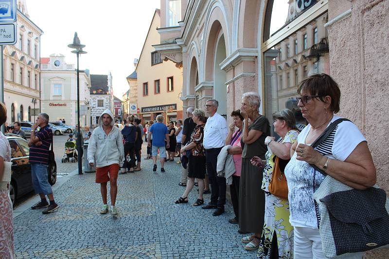 Táborské divadlo zahájilo novou sezonu. Došlo i na akrobacii v podání Elišky Brtrnické.