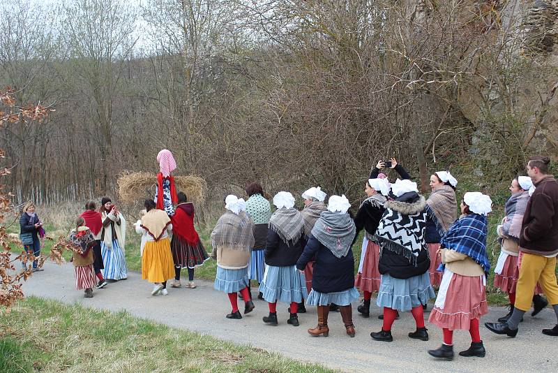 Zima skončila. Moranu svrhli v Borotíně pod splav.