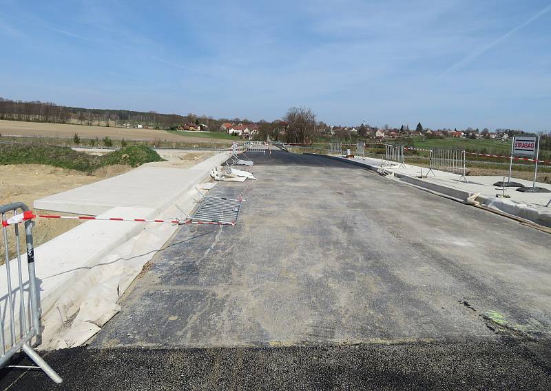 Do dvou let se tu budou míjet rychlíky. Podívejte se, jak pokročila výstavba nové přeložky na IV. koridoru v úseku Soběslav - Doubí u Tábora.