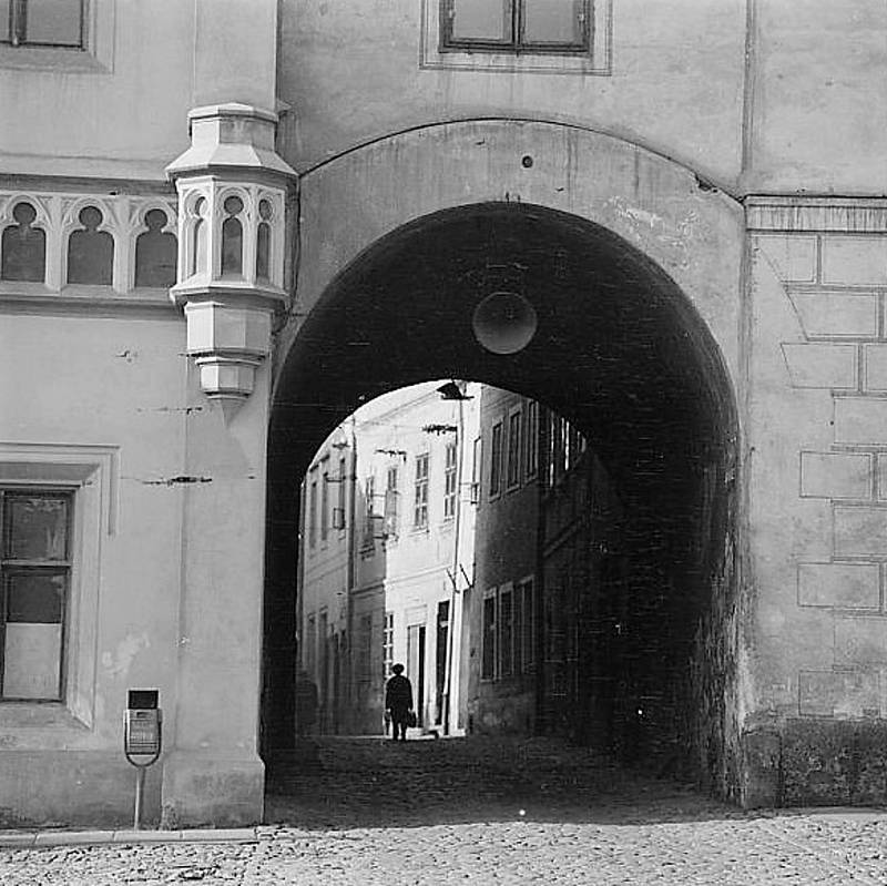 Táborská podloubí a uličky Starého města. Fotografie pochází z táborského atelieru Šechtl a Voseček. Zveřejňujeme je s laskavým svolením Marie Šechtlové.