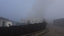 Požár střechy chipsárny v Choustníku.