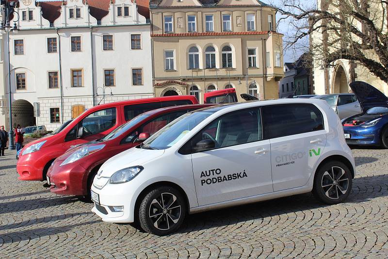 V sobotu z táborského Žižkova náměstí startoval již šestý ročník Rallye Česká Sibiř. Jedná se o sportovní akci, kterou pořádá sedlecko-prčická Asociace pro elektromobilitu ČR.