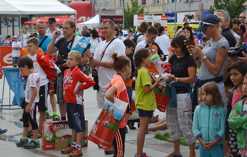 Závody žactva. Vyhlášení výsledků bylo ostře sledované. V červeném Ondřej Kozojed.