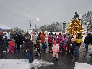 Zpívání u vánočního stromu ve Valu u Veselí nad Lužnicí.