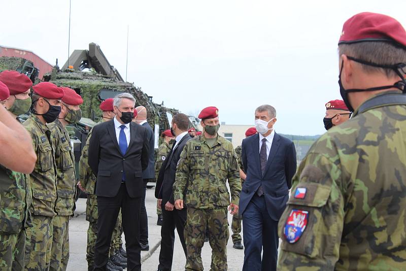 Premiér Babiš navštívil 42. mechanizovaný prapor v Táboře.