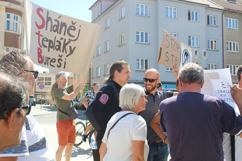 Babiše v Táboře přivítal pískot. Jsou to fašisti a nacisti, reagoval