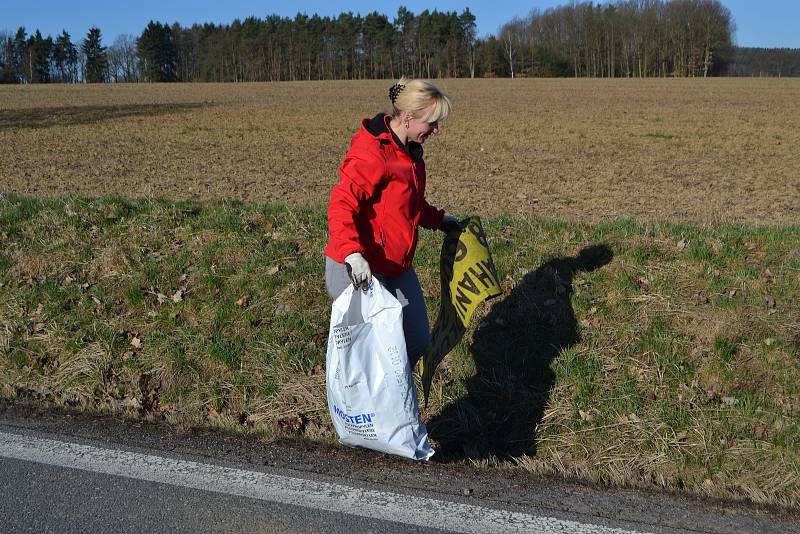 Letos už pojedenácté se pustili do úklidu okolí města členové mladovožického cyklistického klubu.