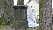 Čtyřicítka andělů zdobí malou vísku Nové Dvory poblíž Opařan na Táborsku.