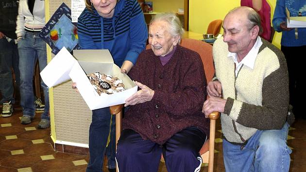 PŘI OSLAVĚ. Josefě Čížkové z Chýnova k narozeninám popřála vnučka Ivana Makuková a vnuk Jiří Čížek z Duchcova.