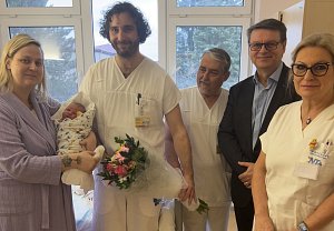 Prvním novoročním přírůstkem v roce 2024 v táborské nemocnici se stala Rozálie ze Skalice na Soběslavsku. Na snímcích je s maminkou Michaelou Ščerbovou, ředitelem Nemocnice Tábor Ivem Houškou a týmem gynekologicko-porodnického oddělení.