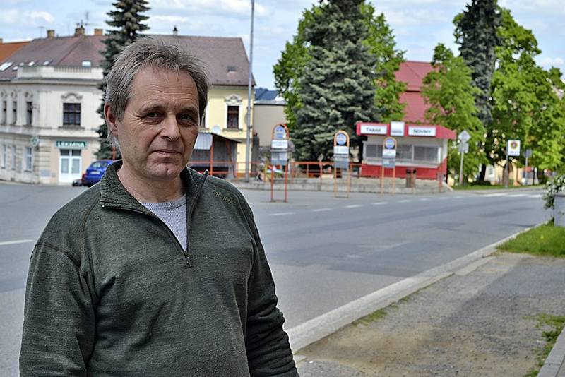 Václav Novotný před prostorem zastávek autobusů na Husově náměstí ve Vožici. 
